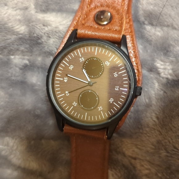 Watch - Picture 2 of 3